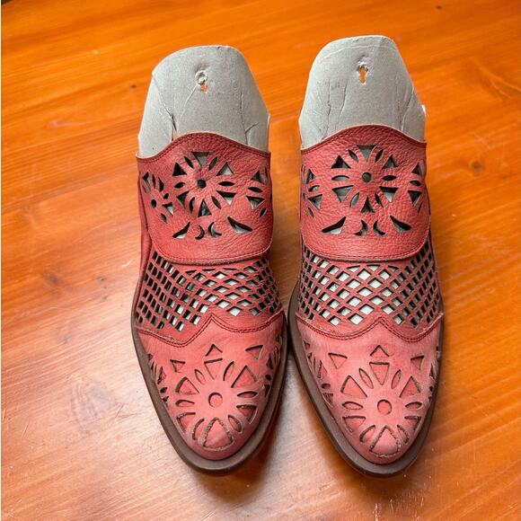 Veracruz Shoes - Veracruz Artisans Light Red Perforated Mules - Sz 37